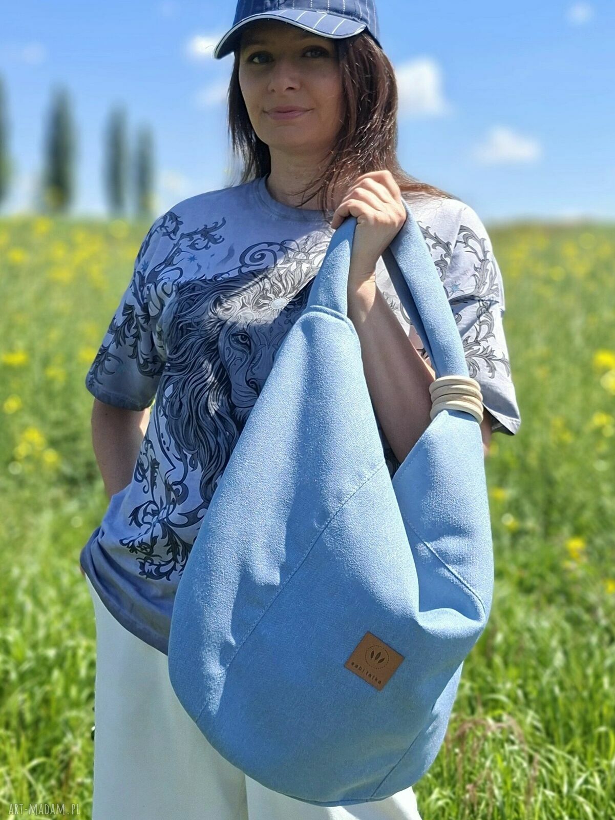 Duża torba hobo na ramię z plecionki w błękitnym kolorze