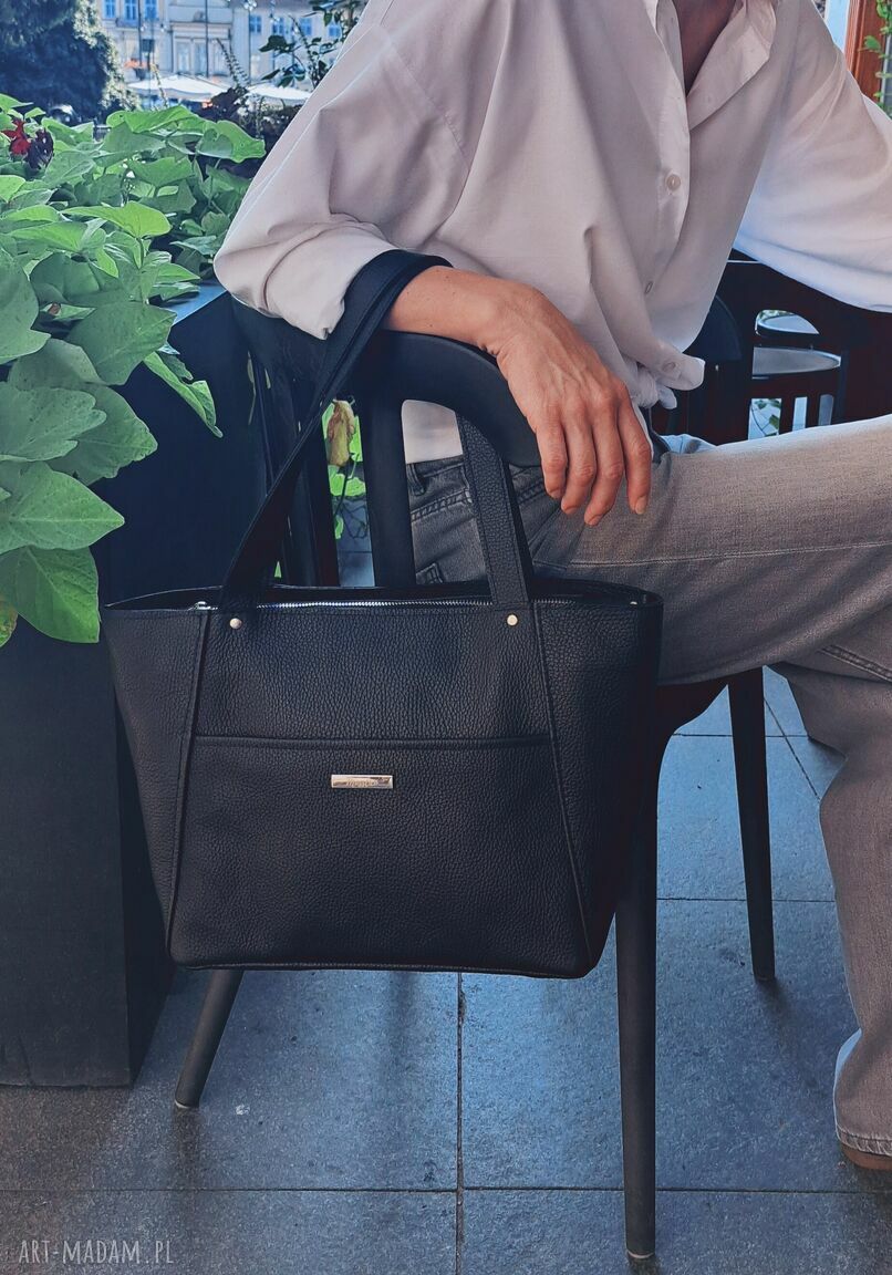 Czarna duża torba z naturalnej skóry - wygodna, pakowna i elegancka
