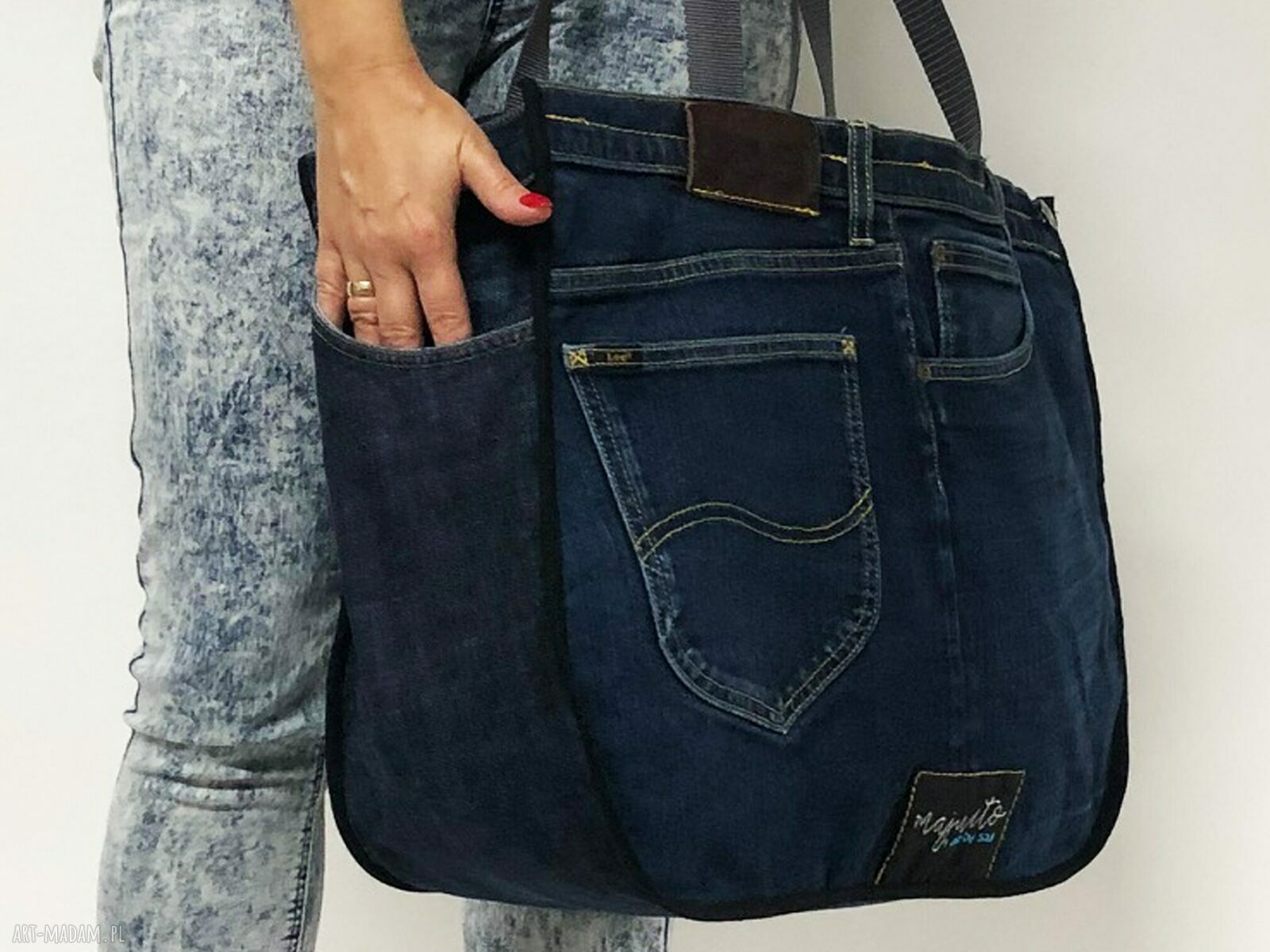 Duża torba na ramię z upcyklingu jeansu Lee 40 od majunto