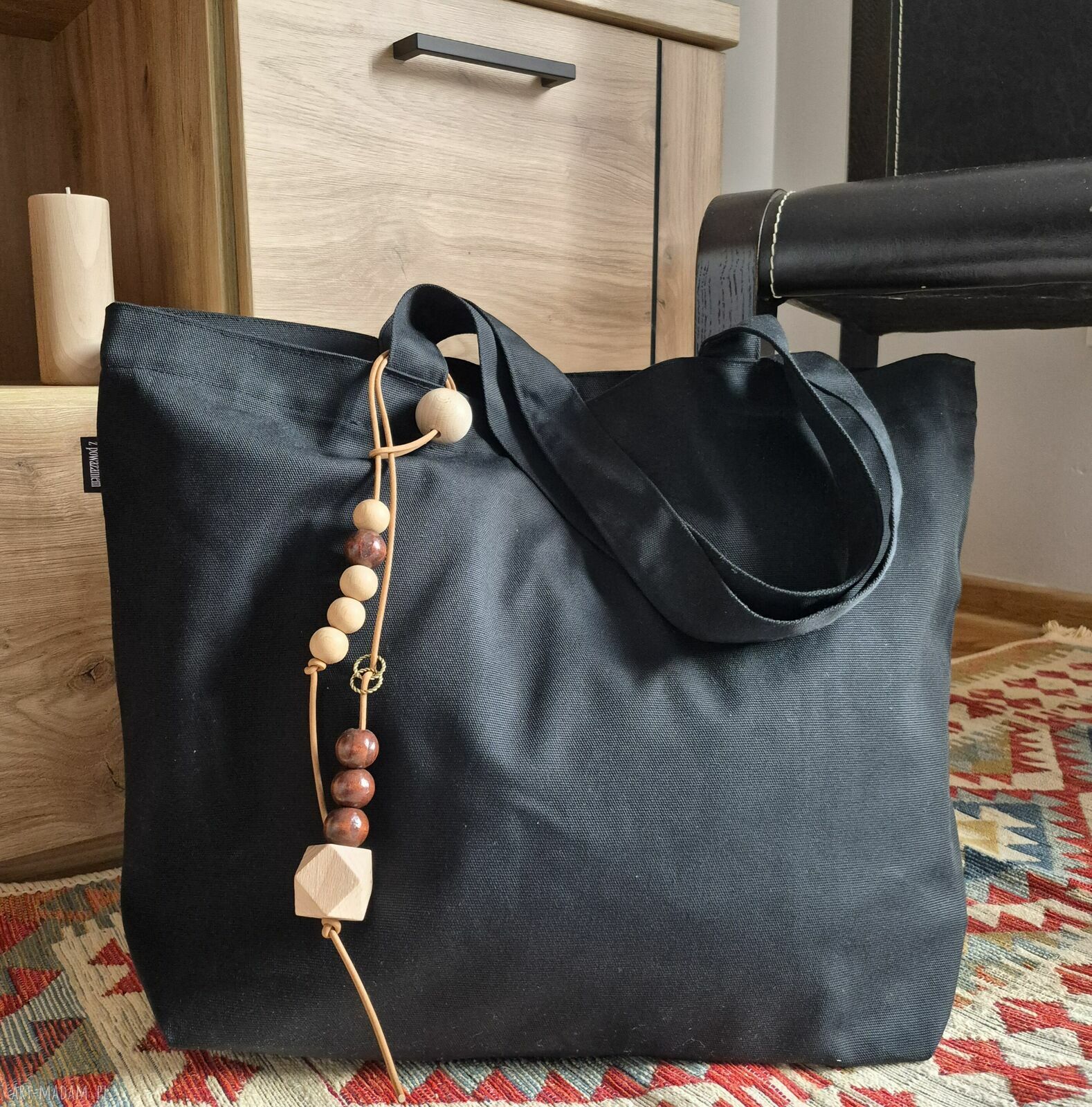 Duża czarna torba shopperka na zakupy z zawieszką