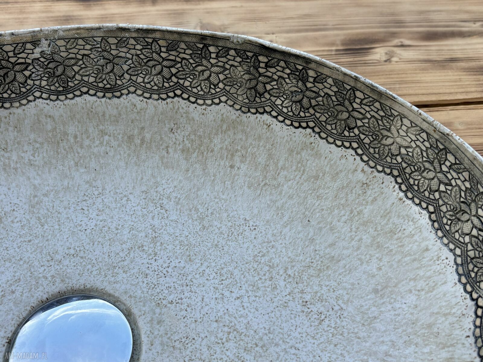 Duża umywalka ceramiczna ręcznie robiona z koronkową fakturą
