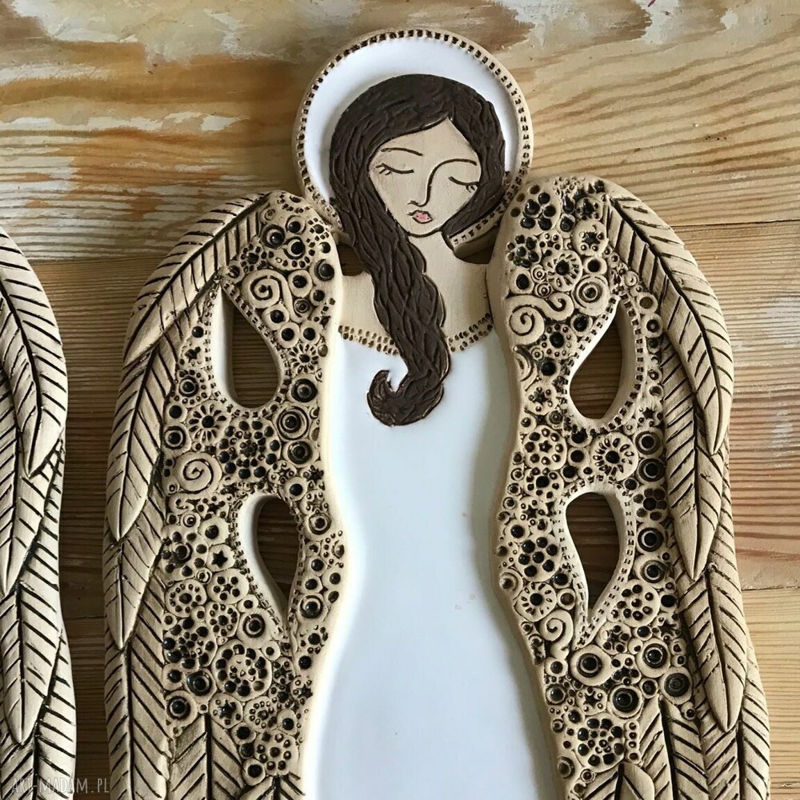 Duże anioły ceramiczne Ilovik - złote szkliwo i dedykacja na odwrocie