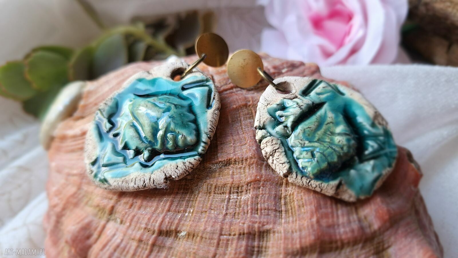 Duże ceramiczne kolczyki z muszlami turkus i złoto