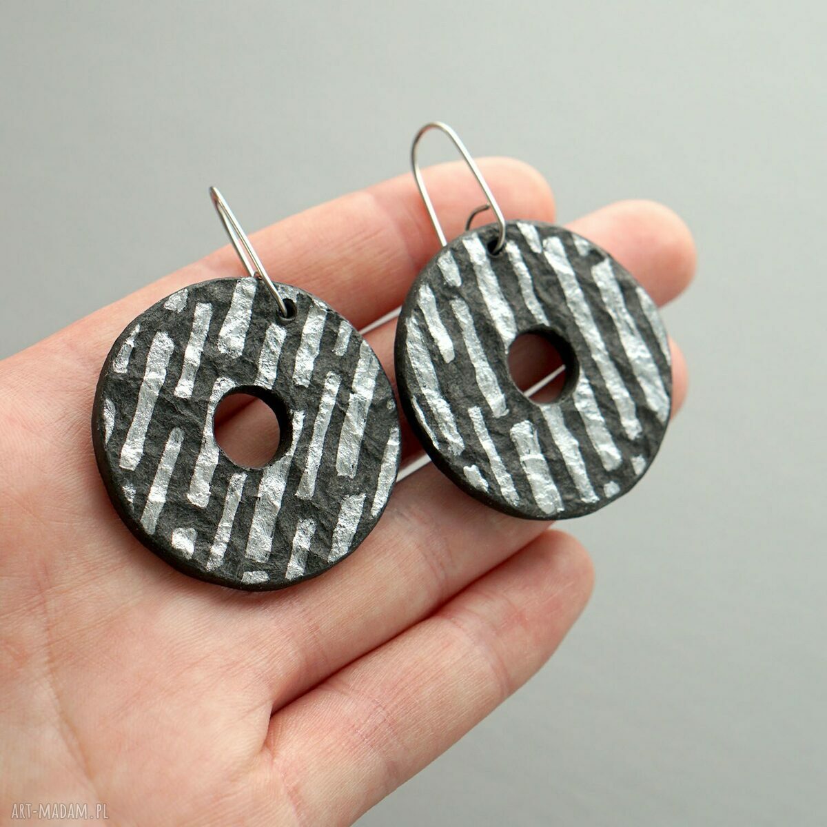 Duże kolczyki koła handmade w industrialnym stylu