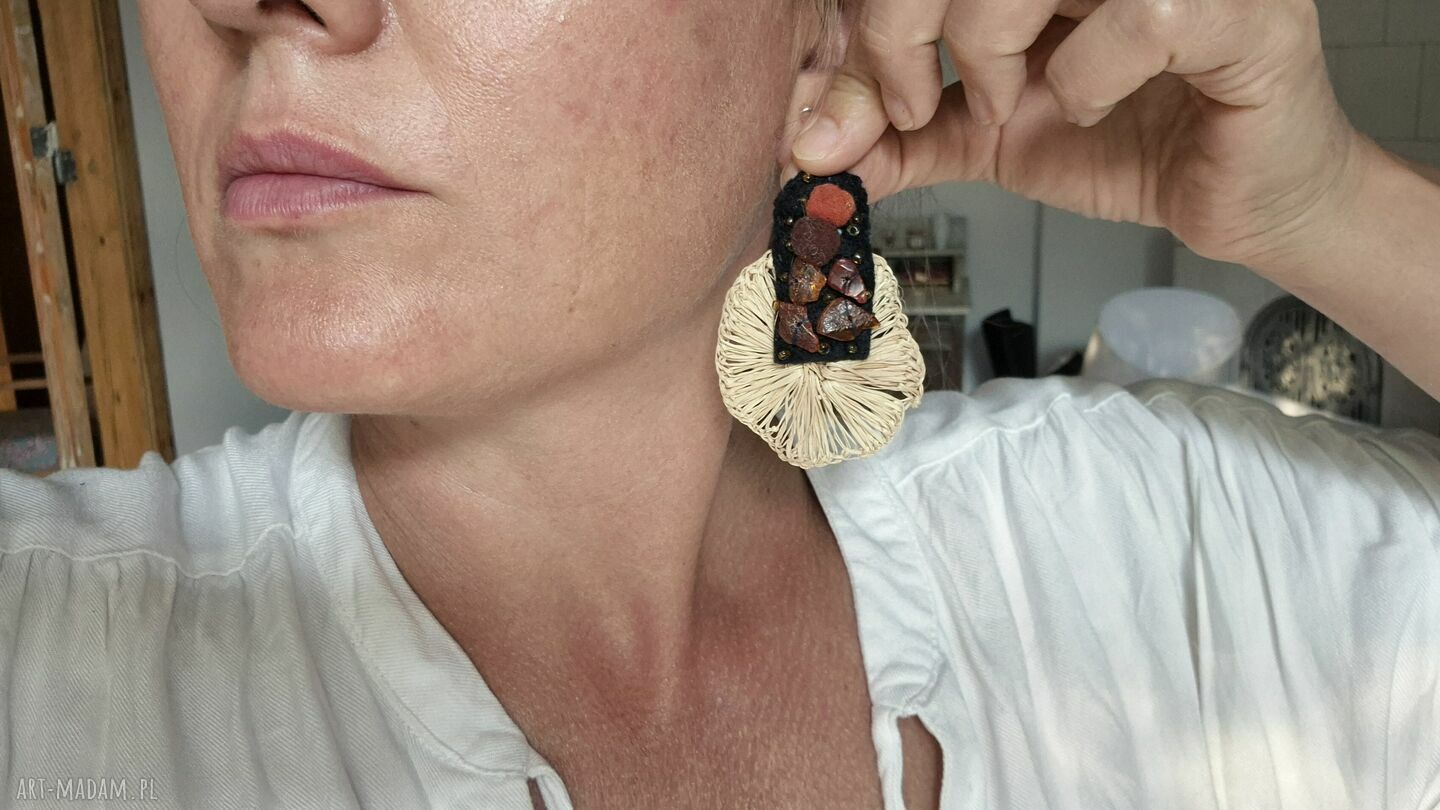 Klipsy boho z bursztynem - duże, lekkie chwosty i pióra