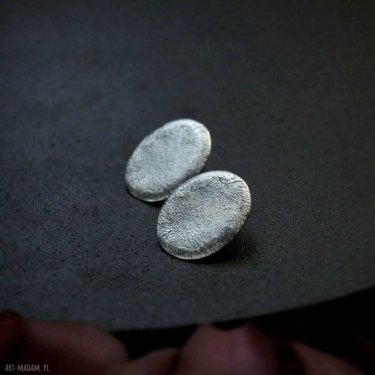 kolczyki: Duże kolczyki na sztyftach owalne z kolekcji Raw Hand Made