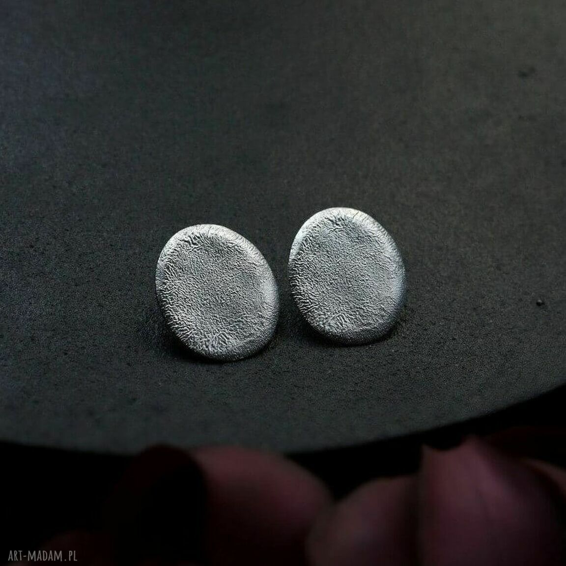 Duże kolczyki sztyftach owalne kolekcji raw owale okrągłe sztyfty