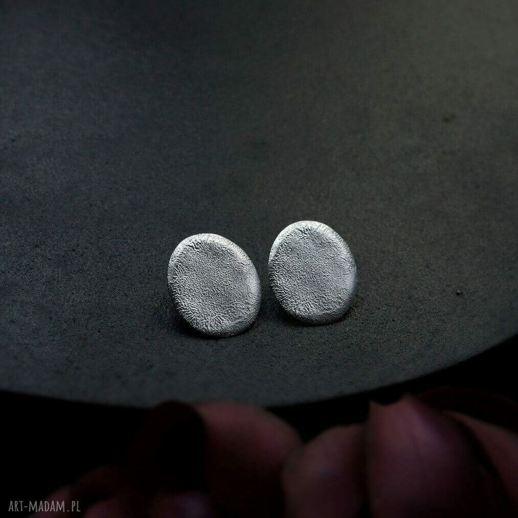 kolczyki: Duże kolczyki na sztyftach owalne z kolekcji Raw Hand Made