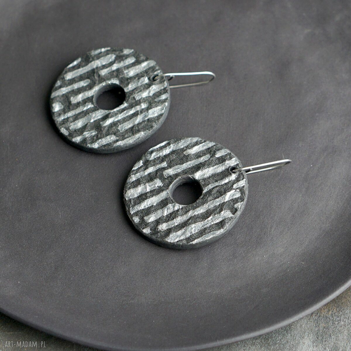 Duże kolczyki koła handmade w industrialnym stylu