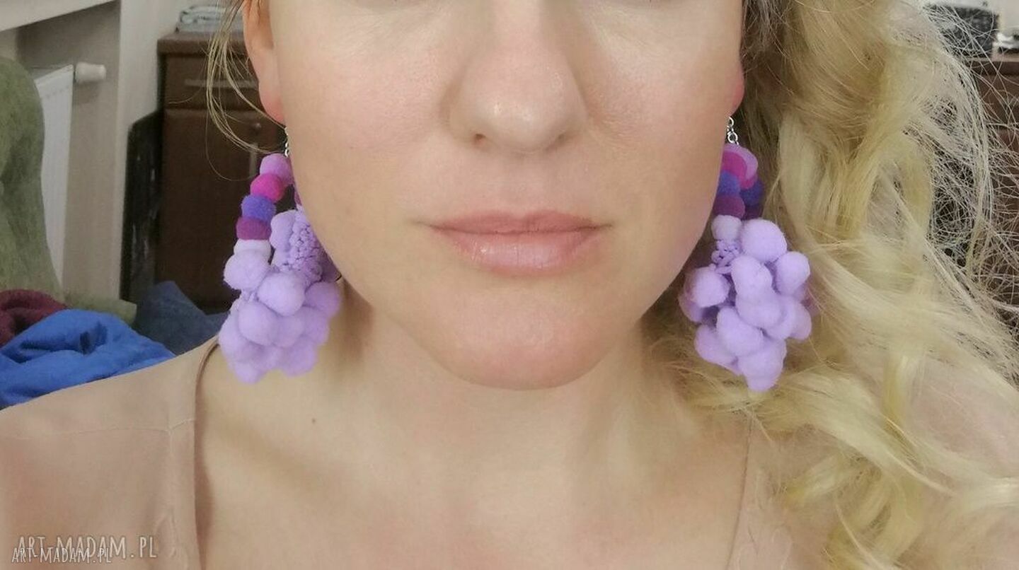 Duże, lekkie klipsy boho z puchatymi pomponami - Box x1