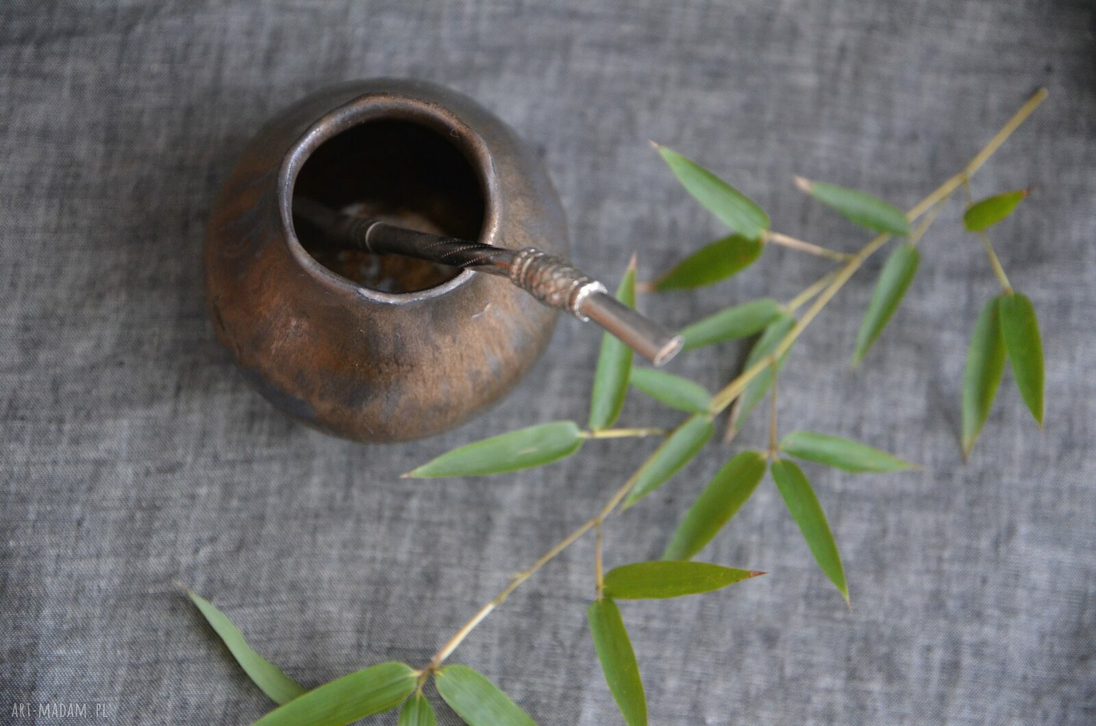 Duże złote matero do yerba mate - ręcznie lepione z kamionki