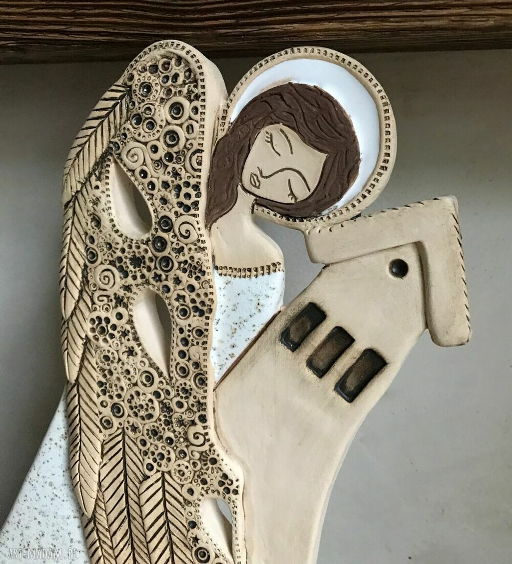 Duży anioł ceramiczny Cuvar - ręcznie lepiony do zawieszenia na ścianę