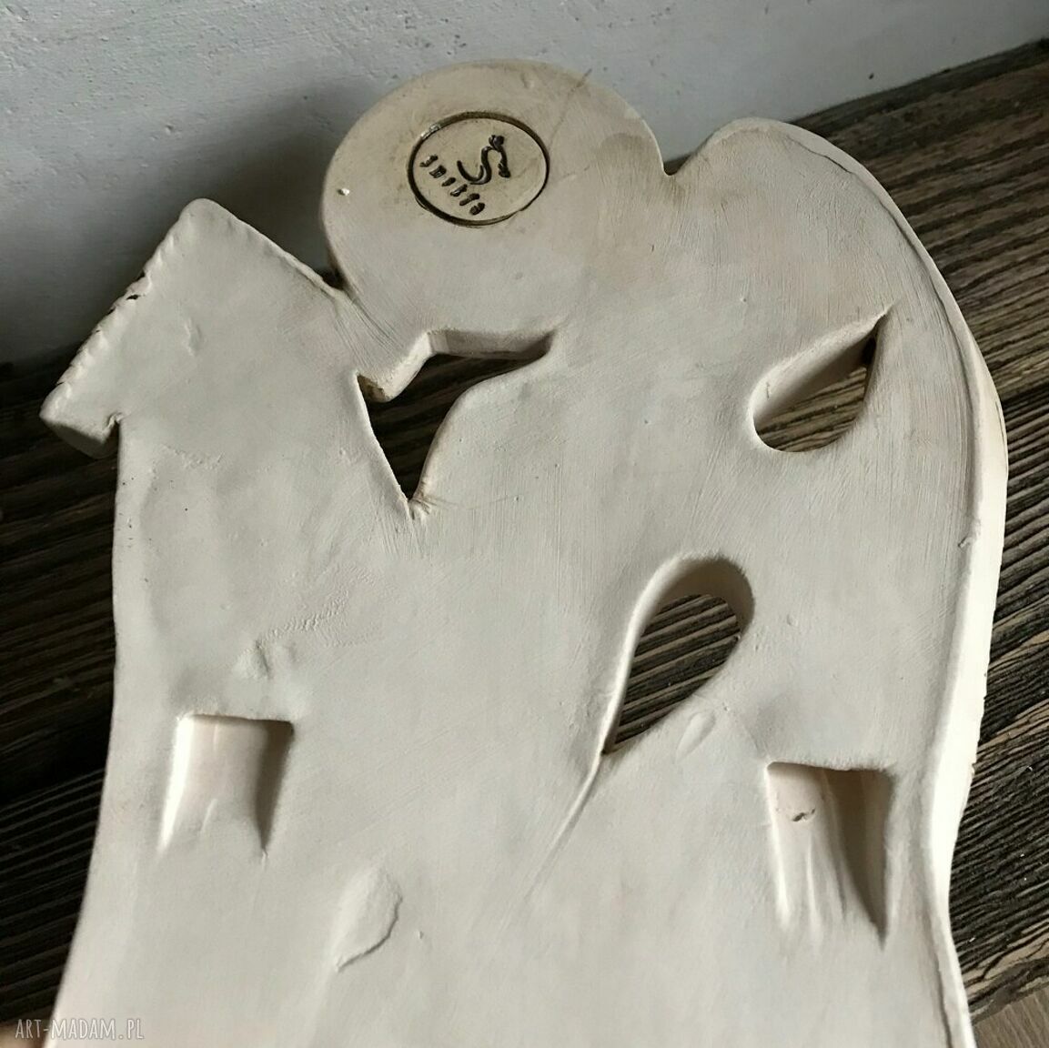 Duży anioł ceramiczny Cuvar - ręcznie lepiony do zawieszenia na ścianę