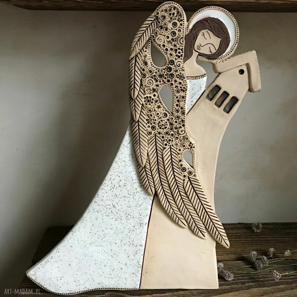 Duży anioł ceramiczny Cuvar - ręcznie lepiony do zawieszenia na ścianę
