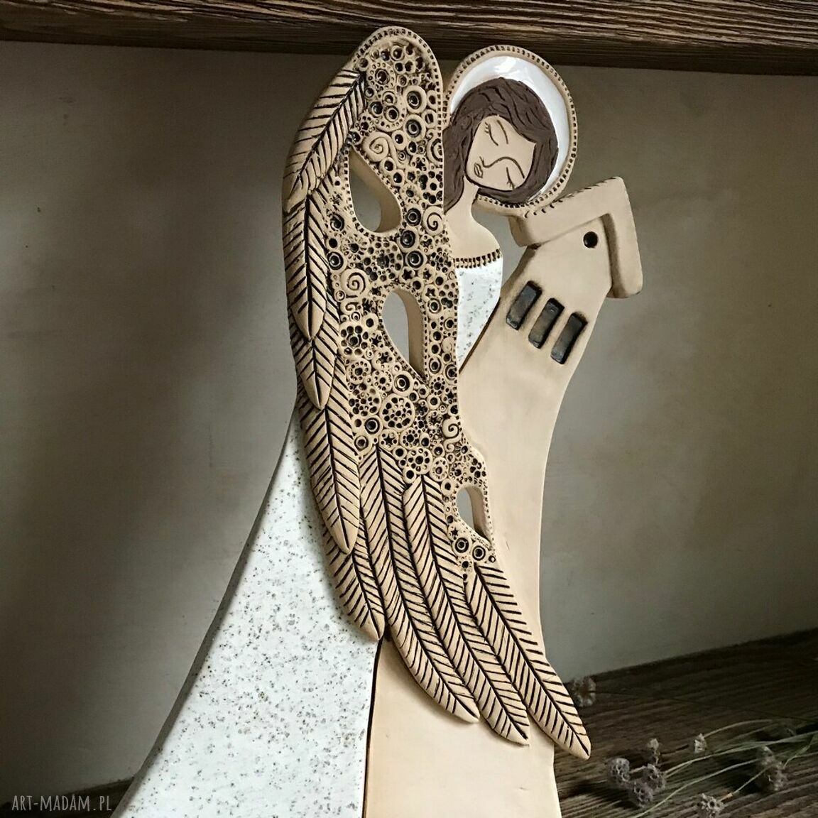 Duży anioł ceramiczny Cuvar - ręcznie lepiony do zawieszenia na ścianę