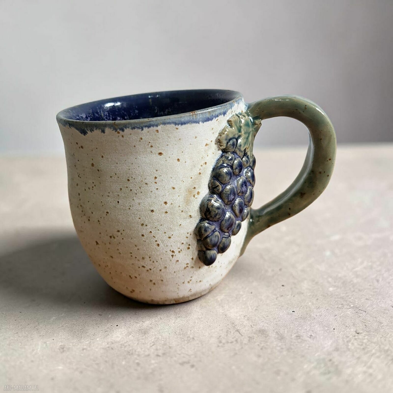 Duży ceramiczny kubek z winogronkiem na herbatę