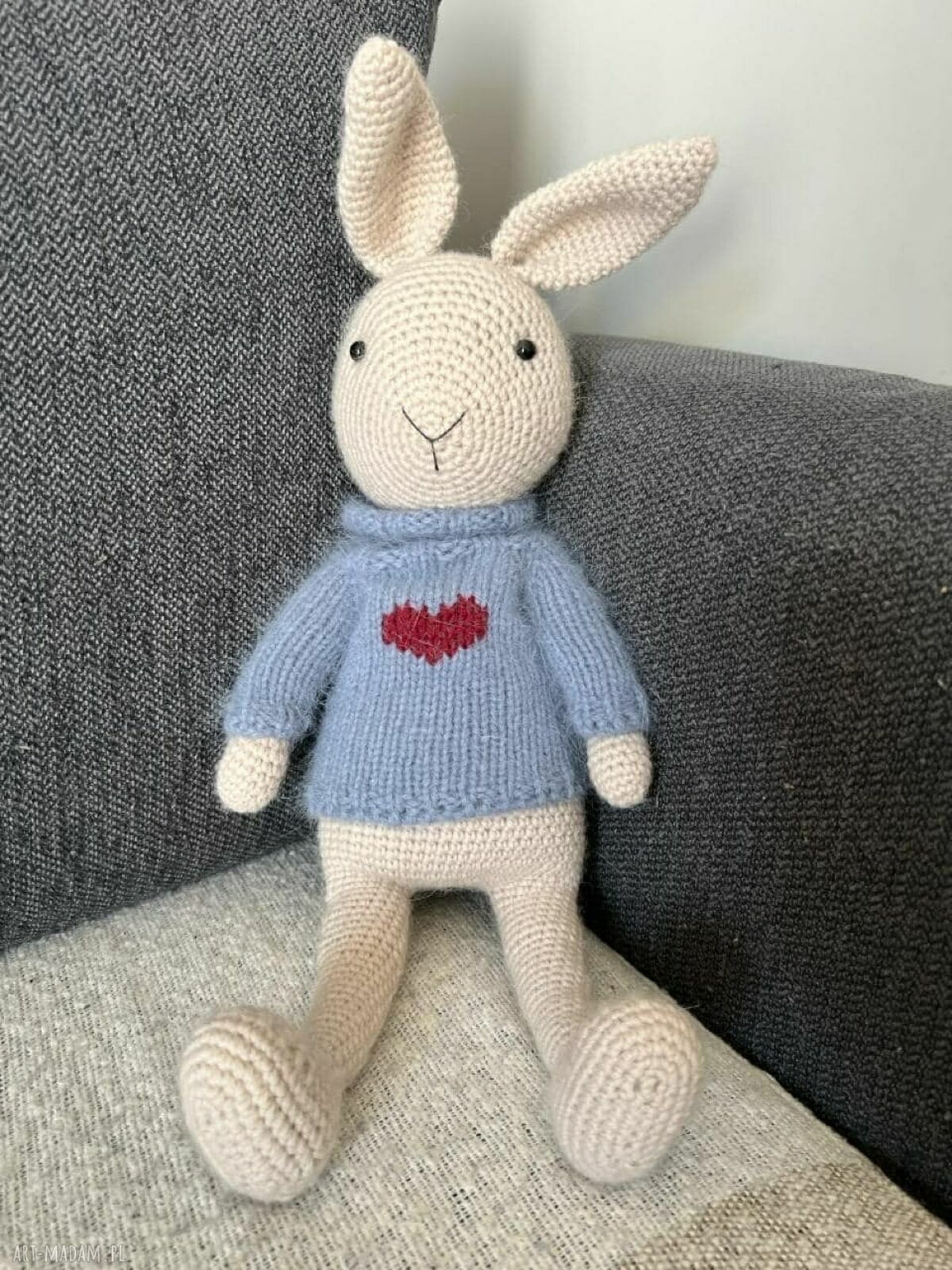Duży królik szydełkowany ręcznie w ubranku handmade