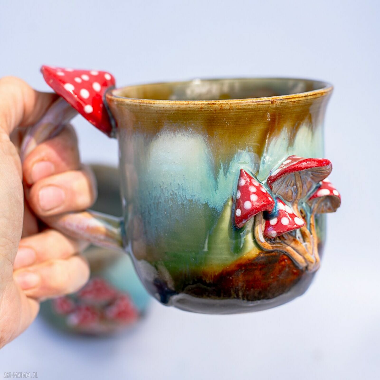 Duży kubek z muchomorem handmade - leśne poszycie, ok. 490 ml (brązowy rant)