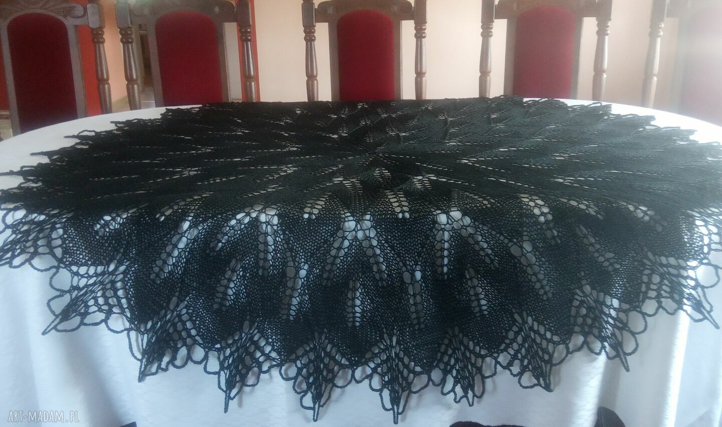 Duży czarny obrus na drutach 150 cm - rękodzieło z efektem 3D