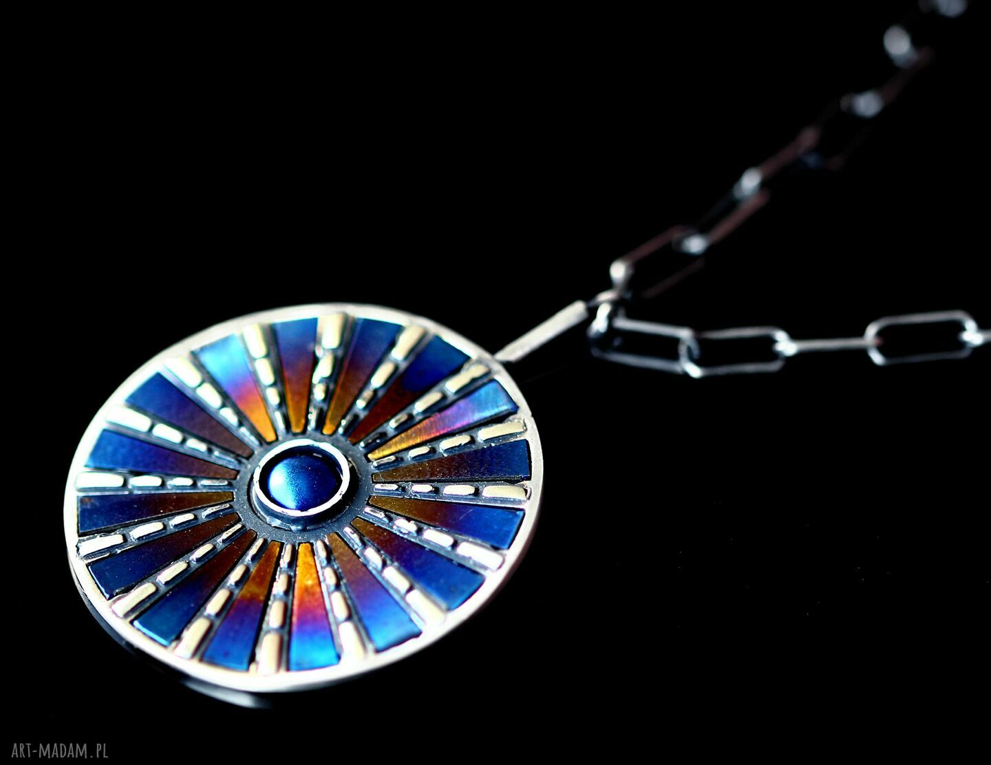 Duży okrągły wisior ze srebra i tytanu - niebiesko-fioletowa zawieszka Shambala