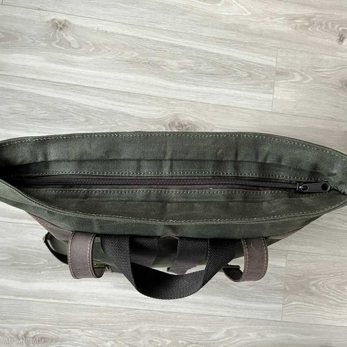 Brązowo-zielony plecak vintage handmade z woskowanej bawełny i skóry Crazy Horse