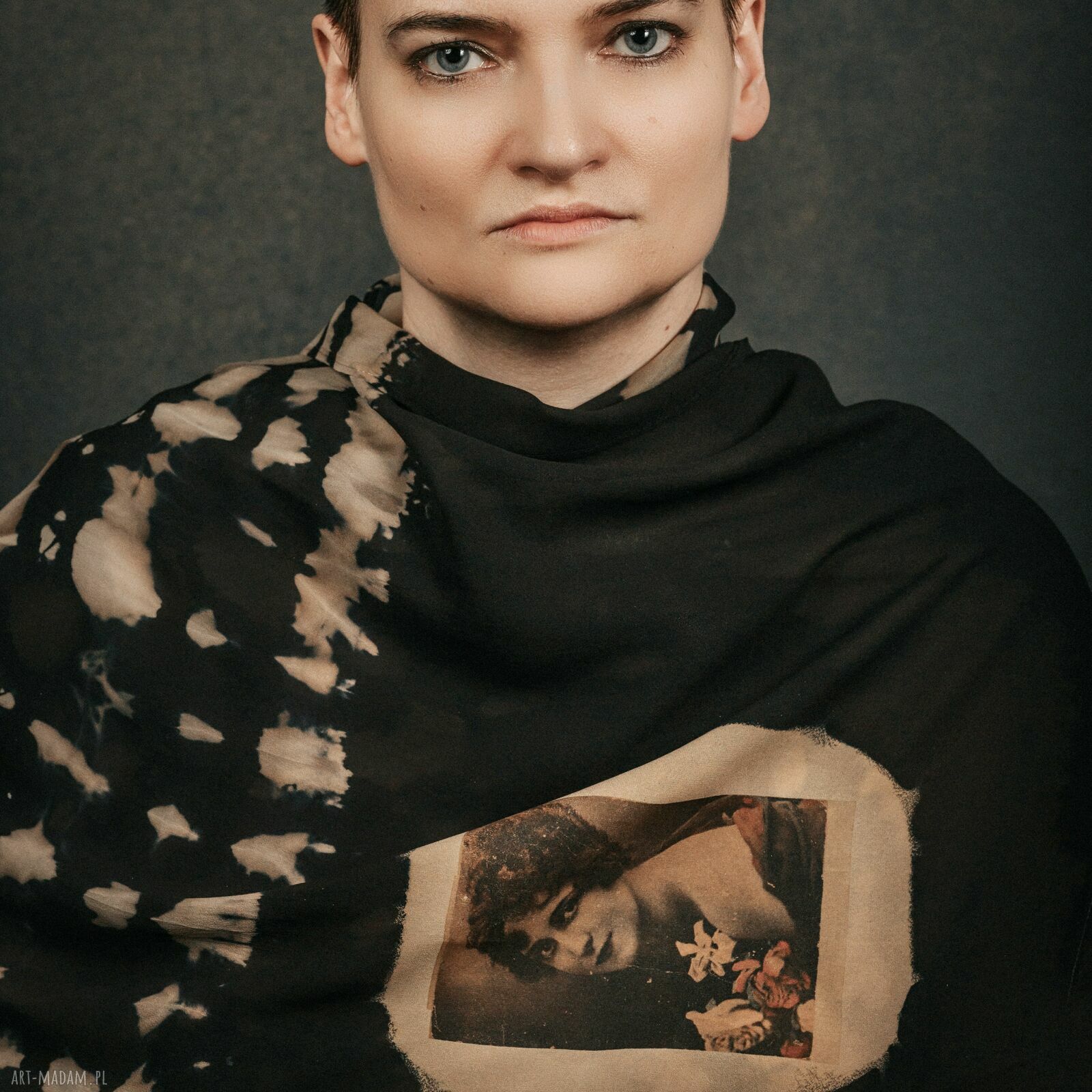 Duży szal jedwabny PORTRET z żorżety 100% silk - złoty beż i czerń