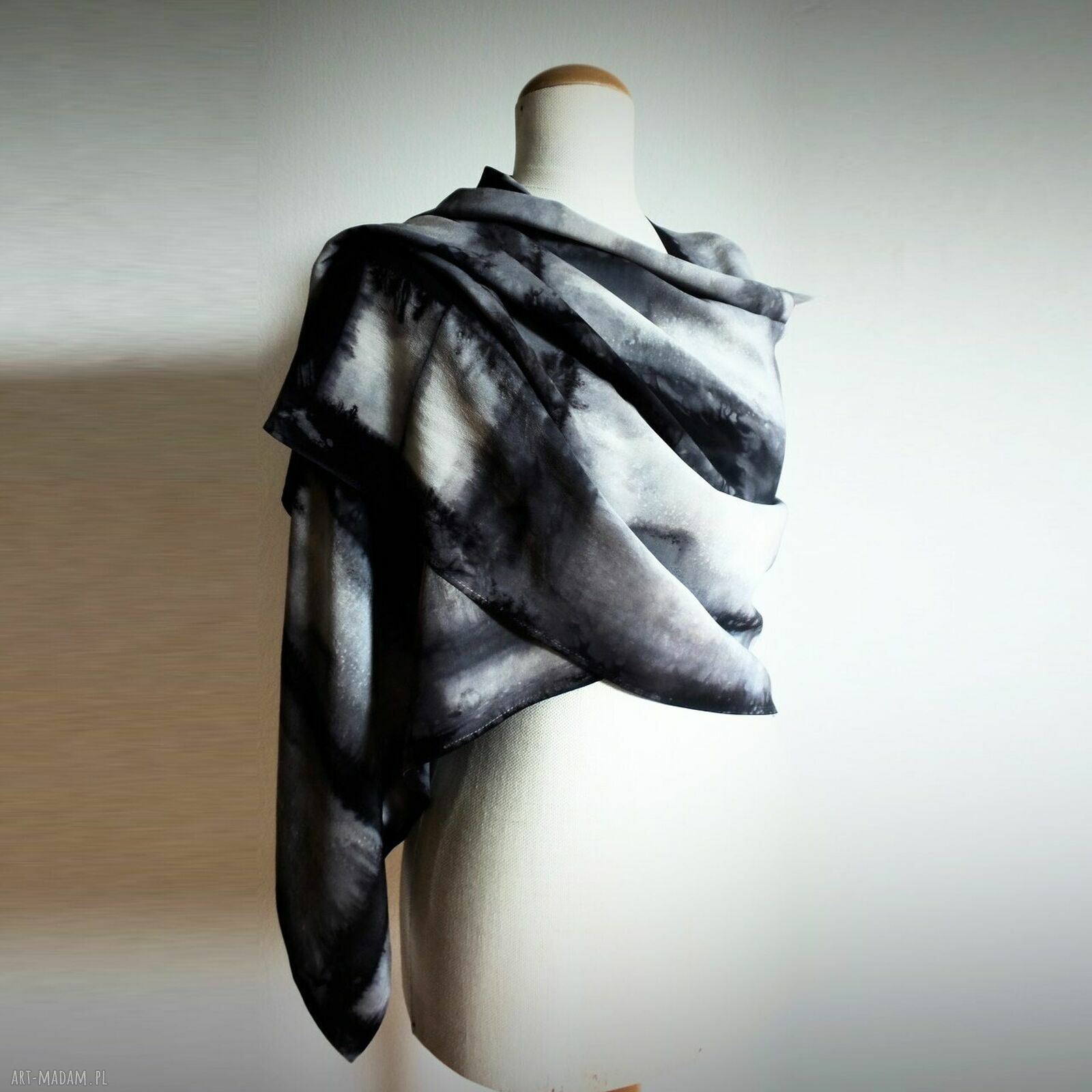 Duży szal jedwabny MONO z krepy 100% pure silk - slow fashion