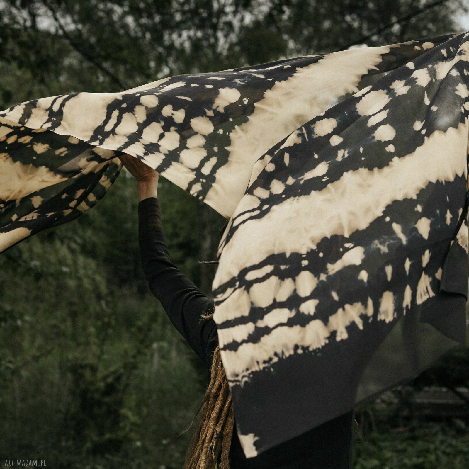 Duży szal jedwabny PORTRET z żorżety 100% silk - złoty beż i czerń
