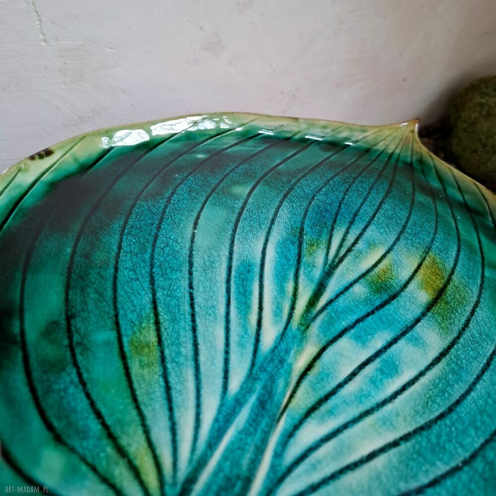 Duży talerz ceramiczny w kształcie liścia Funkiasty