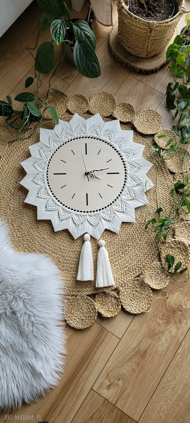 Duży zegar ścienny boho z makramą i chwostami