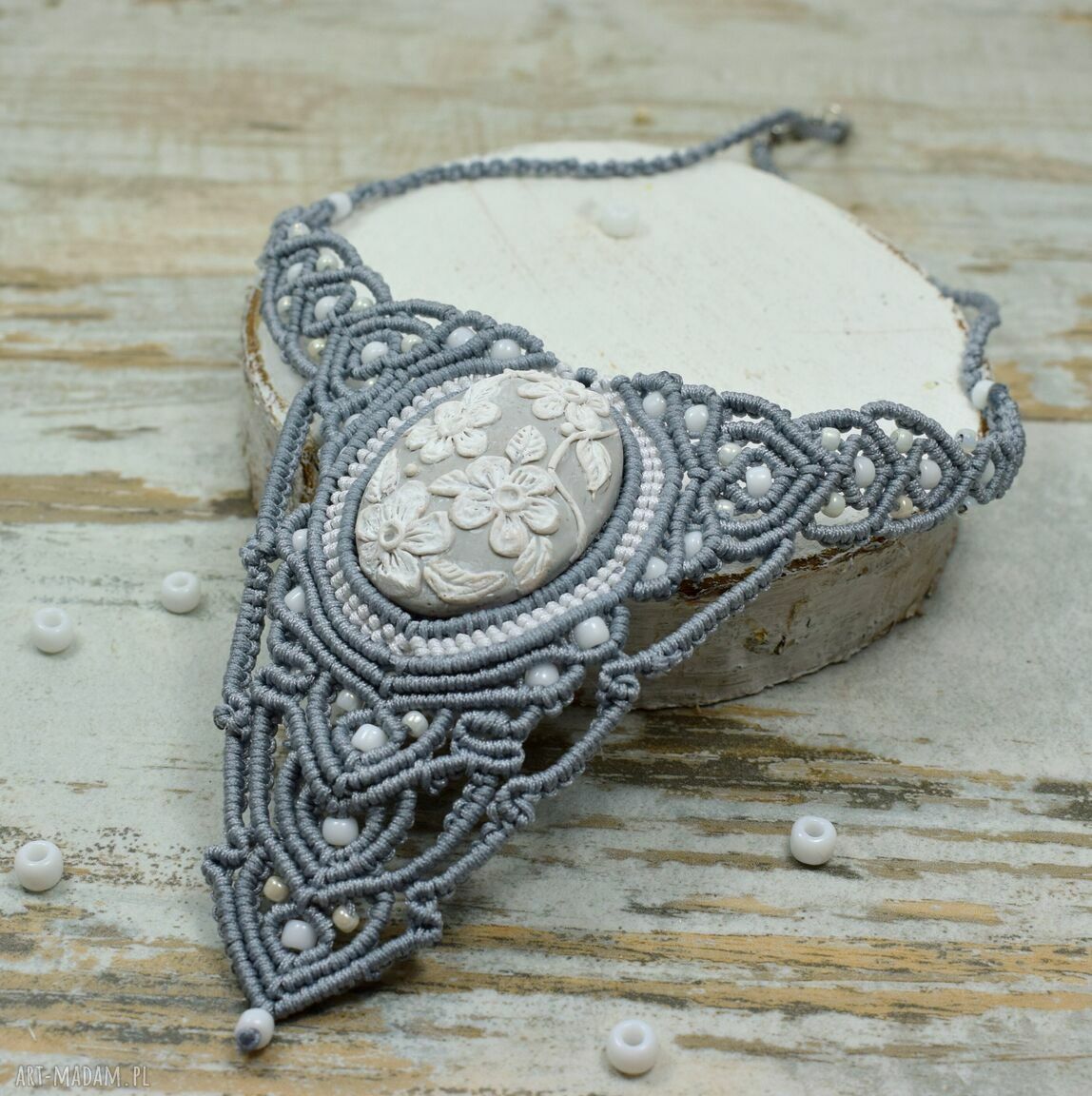 Duży unikatowy naszyjnik mikromakrama odcieniach szarości bieli