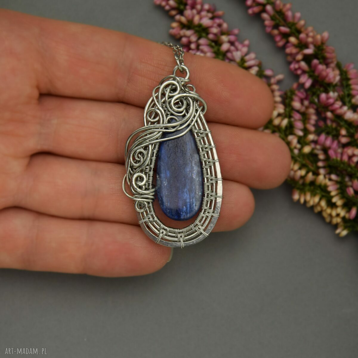 Duży wisior z kyanitem w wire wrapping - unikatowy prezent dla niej
