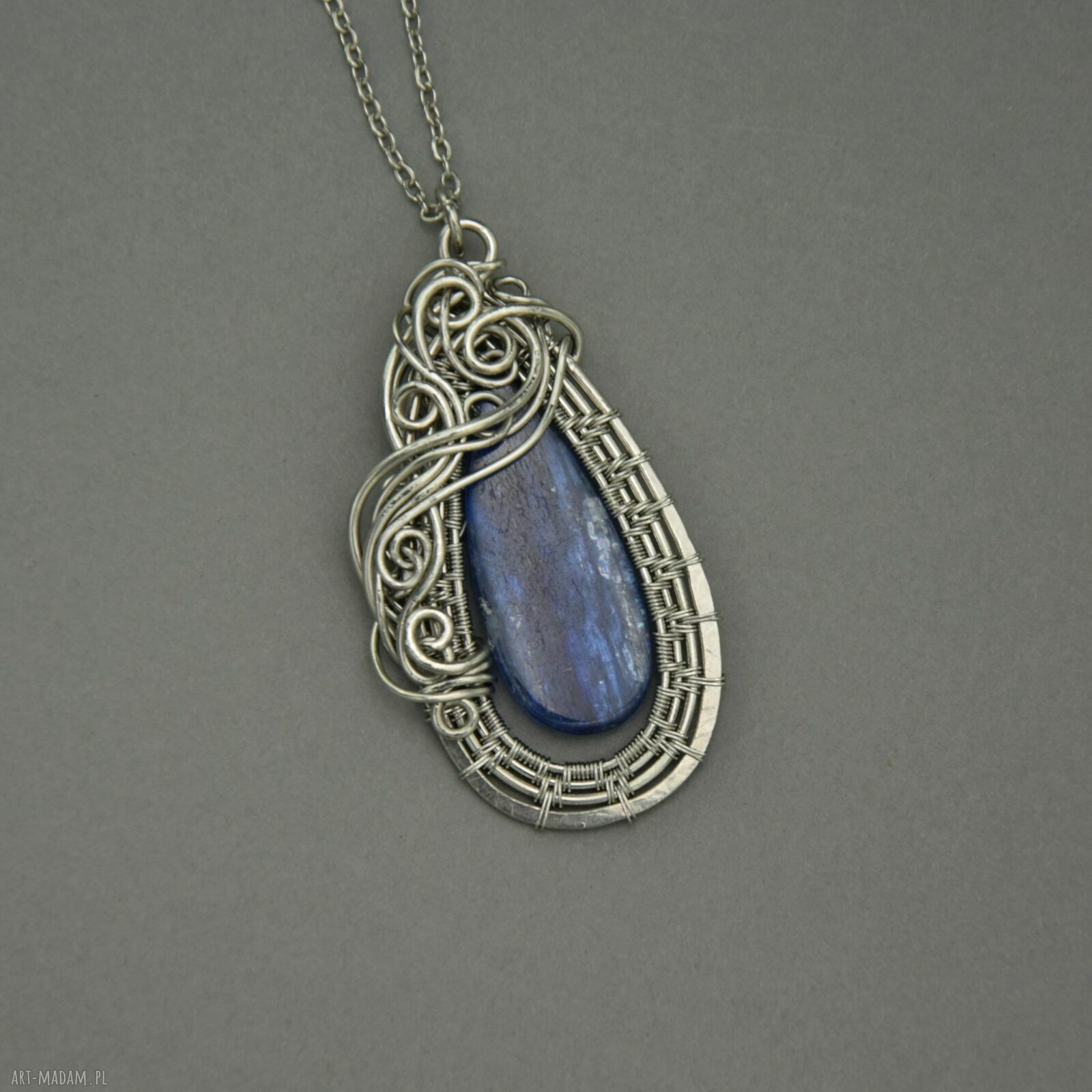 Duży wisior z kyanitem w wire wrapping - unikatowy prezent dla niej