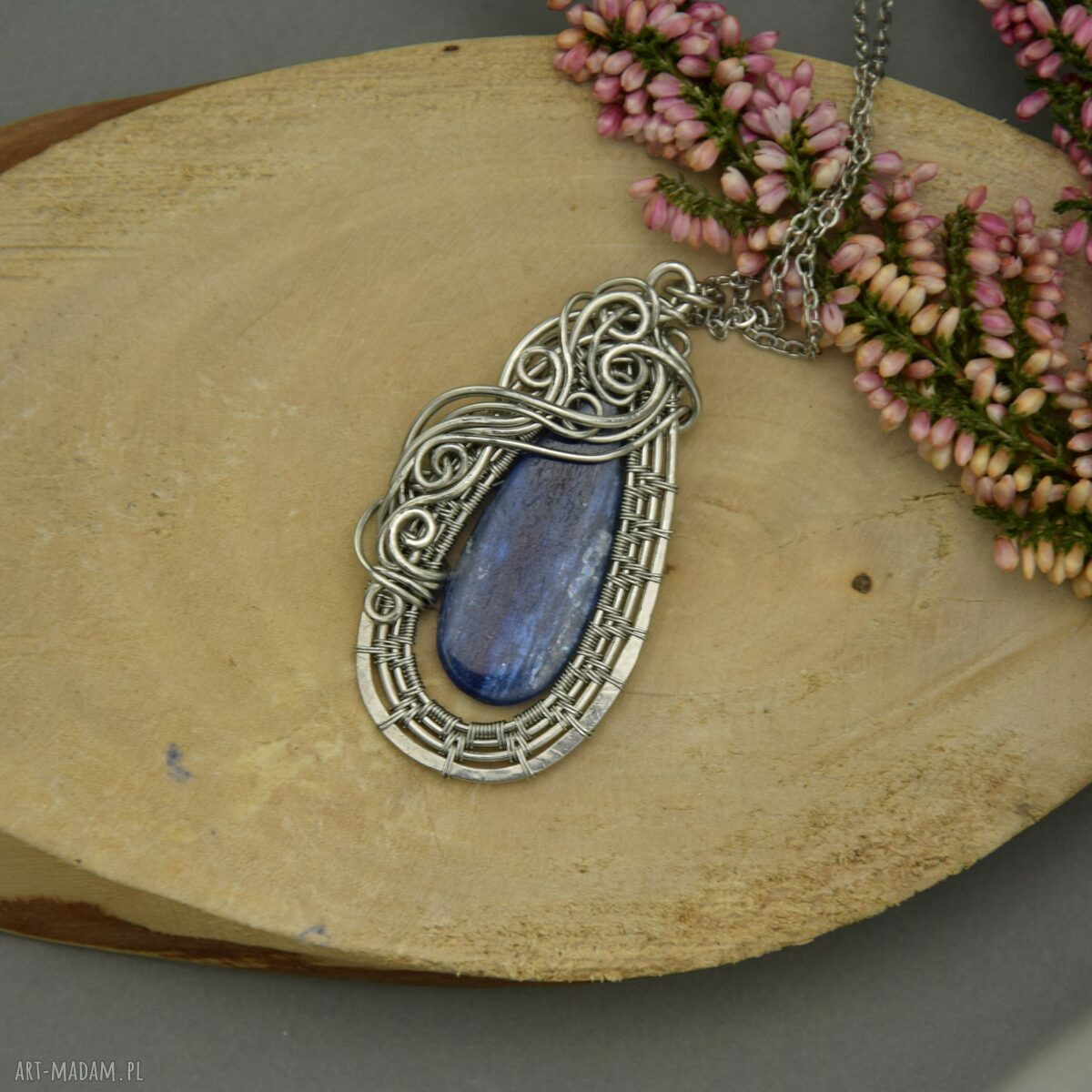 Duży wisior z kyanitem w wire wrapping - unikatowy prezent dla niej