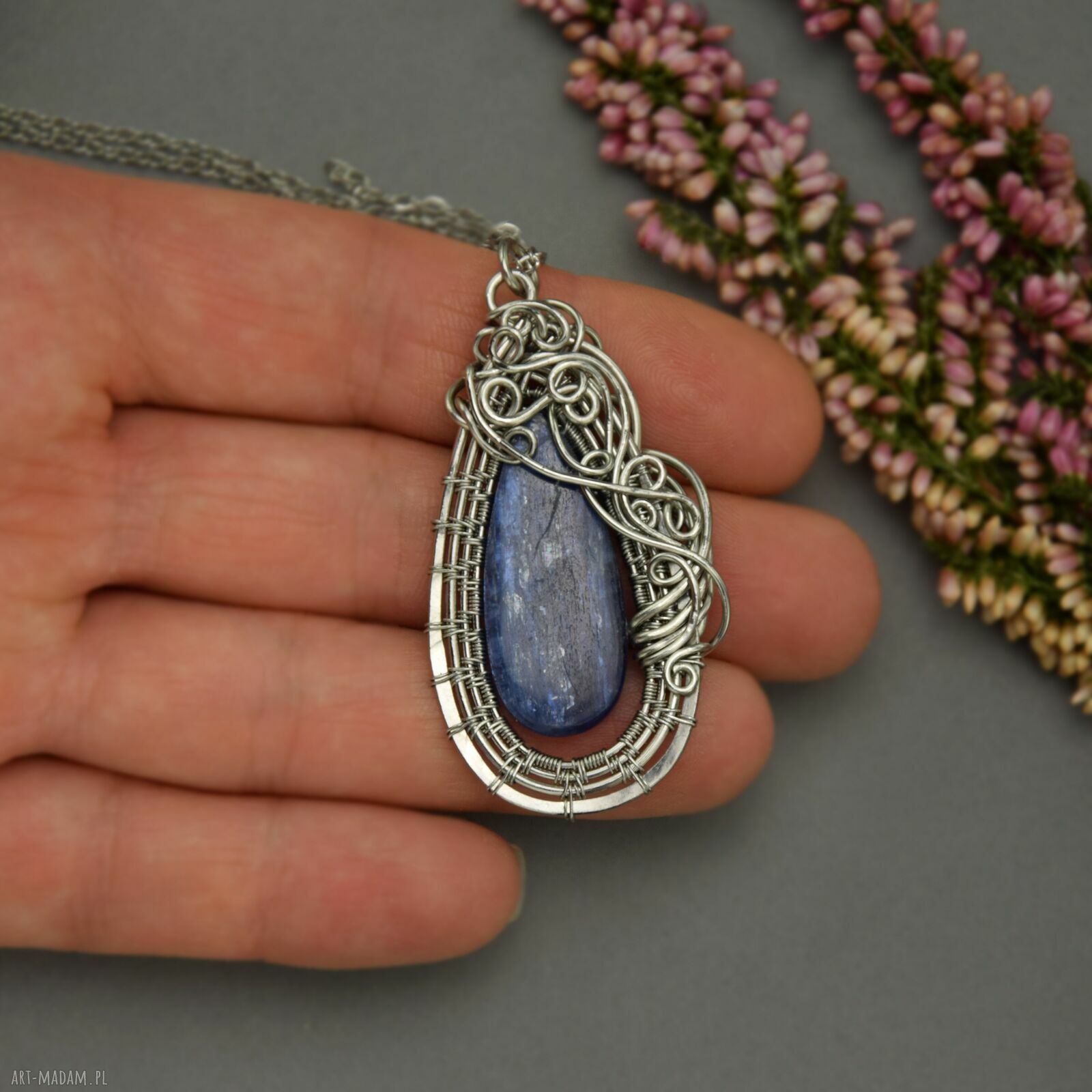 Duży wisior z kyanitem w wire wrapping - unikatowy prezent dla niej
