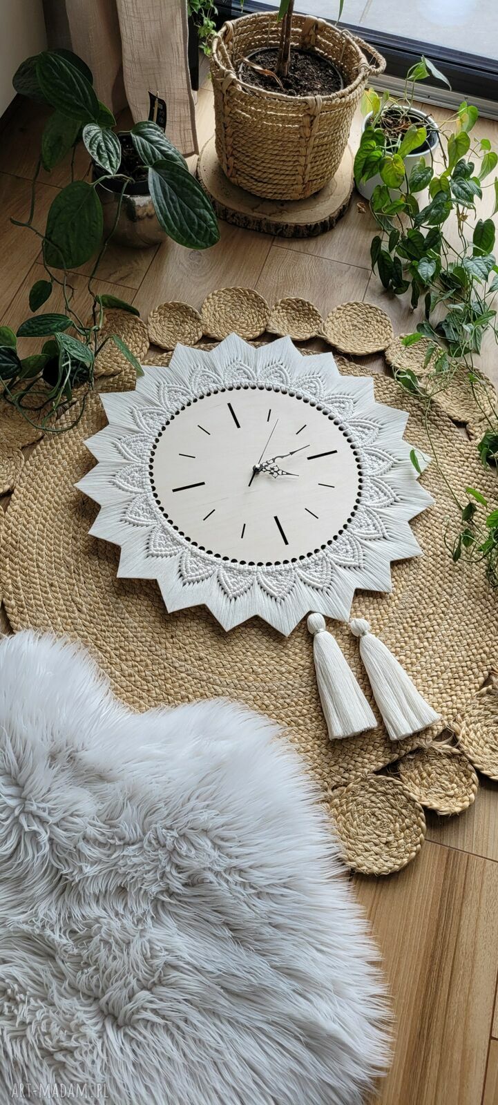 Duży zegar ścienny boho z makramą i chwostami