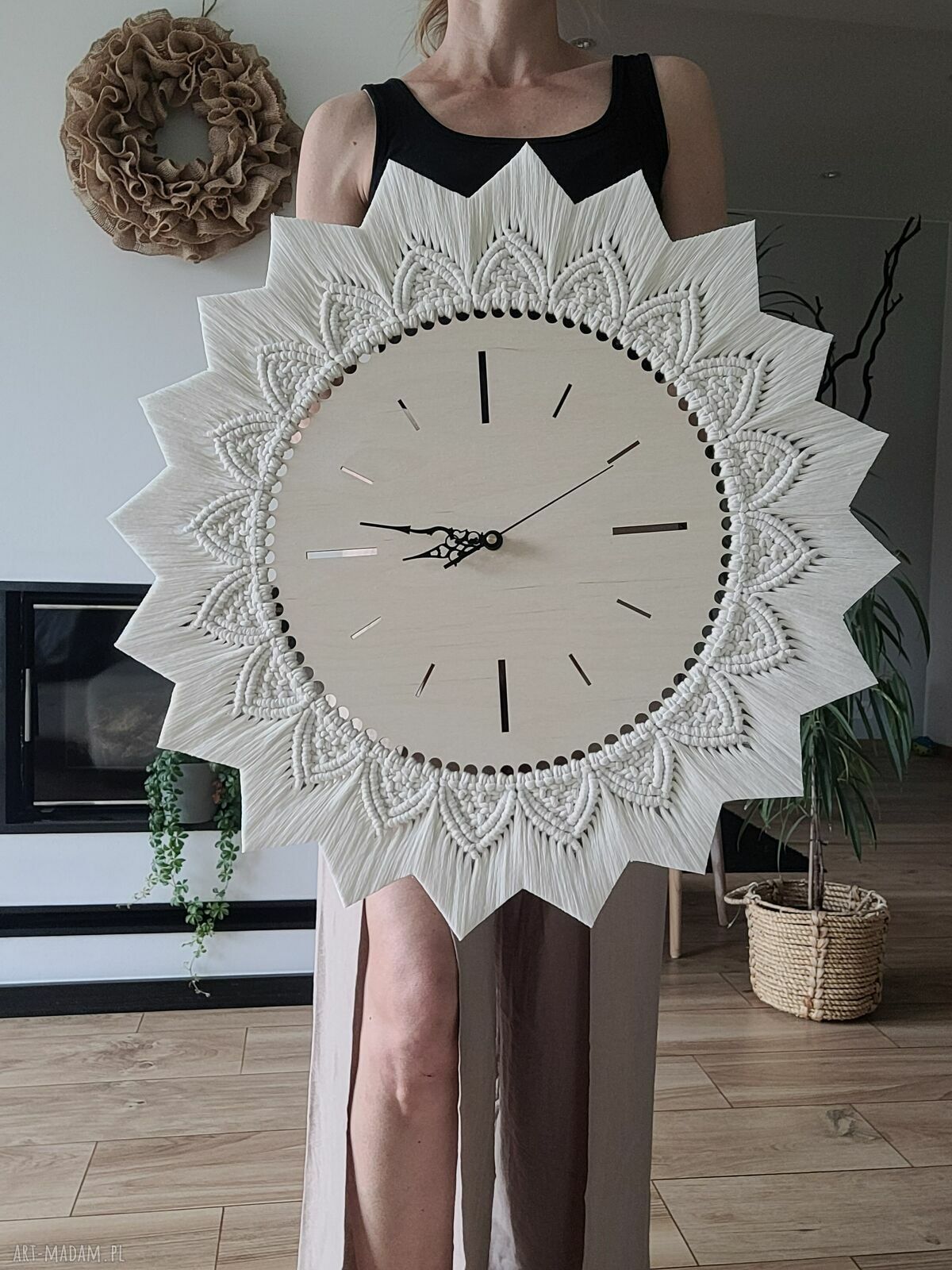 Duży zegar ścienny boho z makramą i chwostami