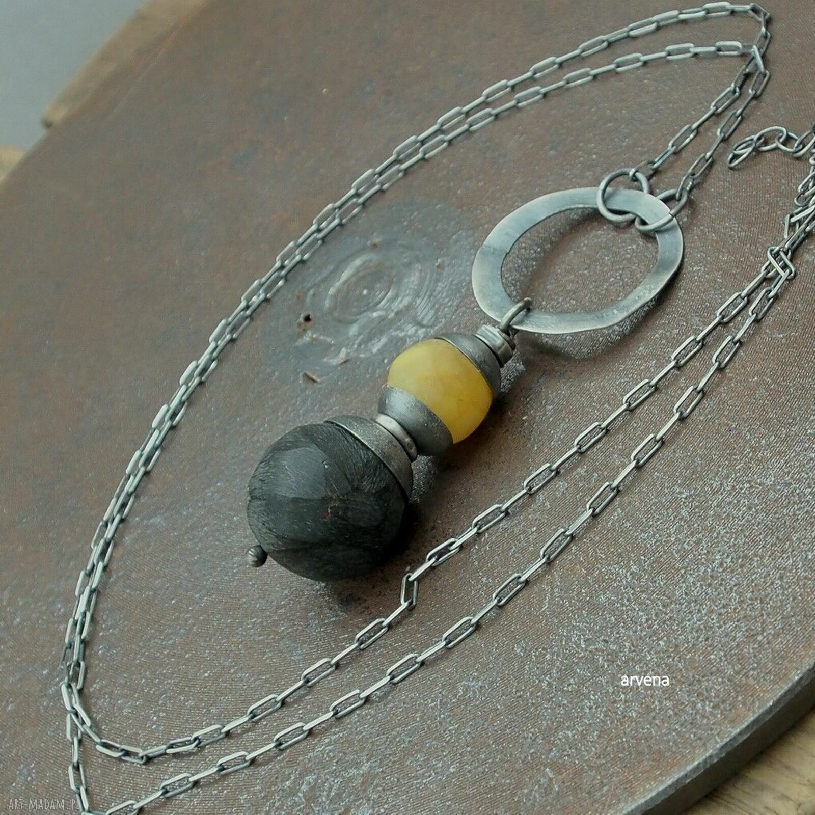 Długi wisior 'Bursztyny dwa na kole' - autorska biżuteria handmade