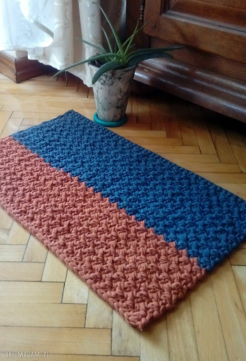 Dwukolorowy dywanik szydełkowy ze sznurka T-Shirt Yarn 30x52 cm