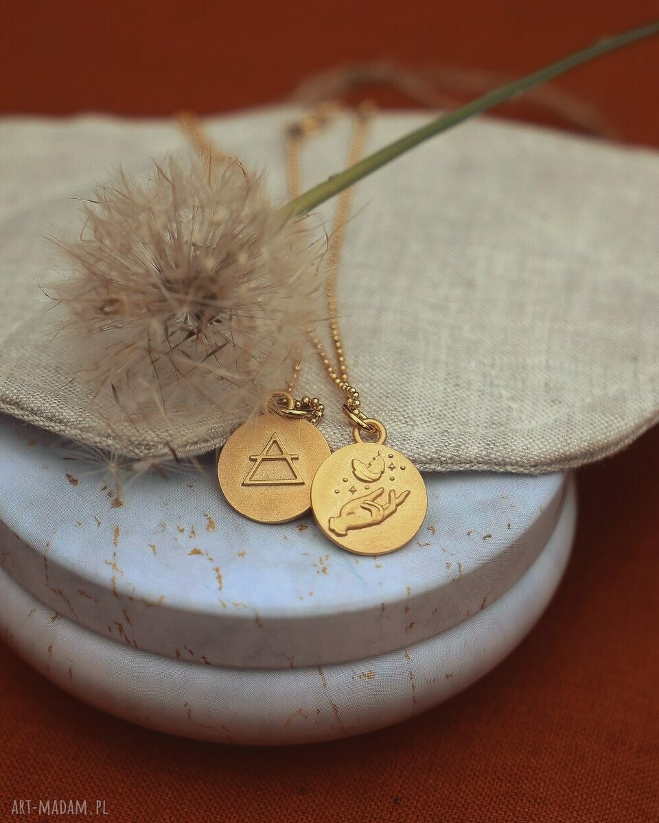 Dwustronny wisiorek z żywiołem powietrza - złocony amulet mocy