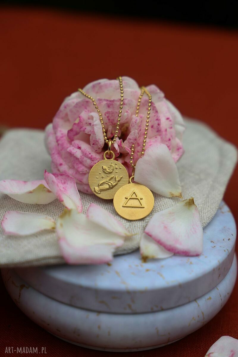 Dwustronny wisiorek z żywiołem powietrza - złocony amulet mocy