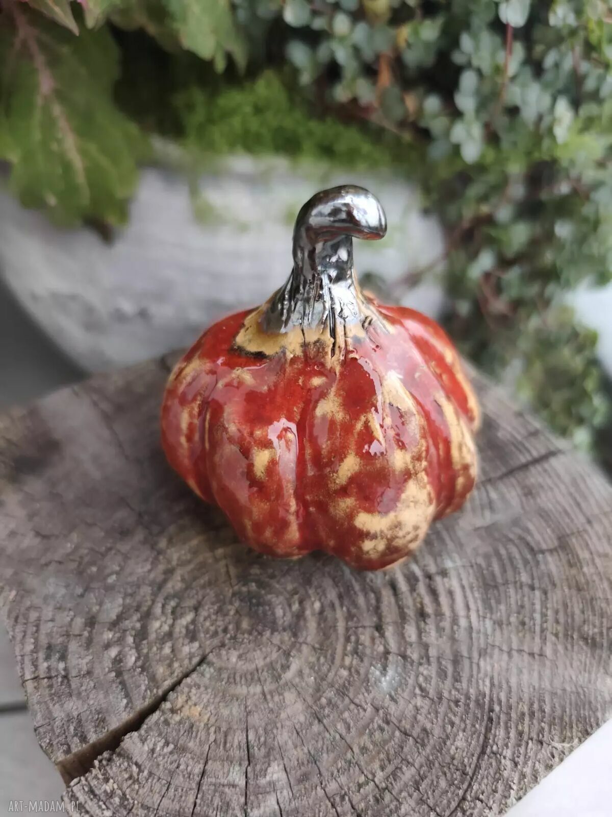 Ręcznie robiona ceramiczna dynia w jesiennych kolorach