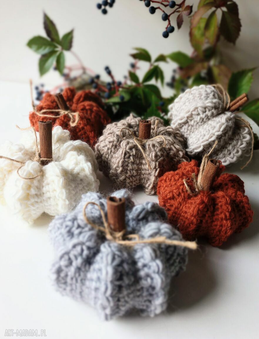 Dynia fantazyjna szydełkowa - jesienna dekoracja handmade z cynamonowym ogonkiem