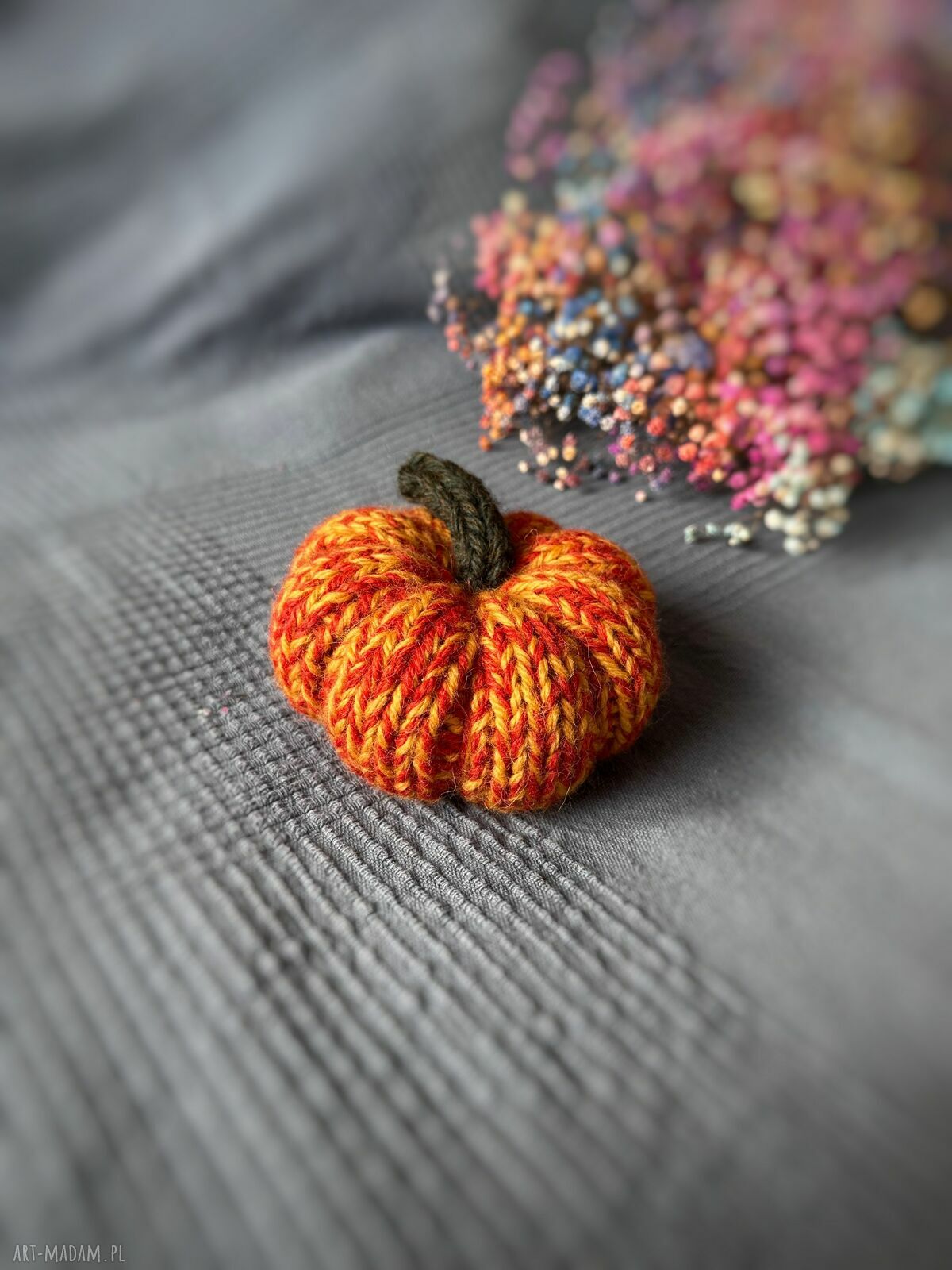 Wełniana dynia ozdobna handmade w kolorze żółto-pomarańczowym