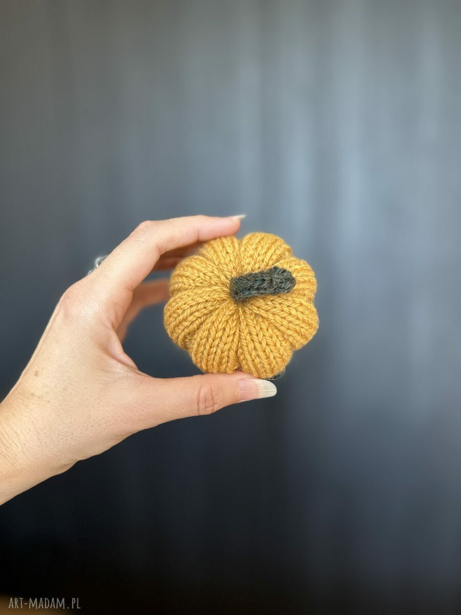 Pomarańczowa dynia ozdobna handmade na drutach - rozmiar S
