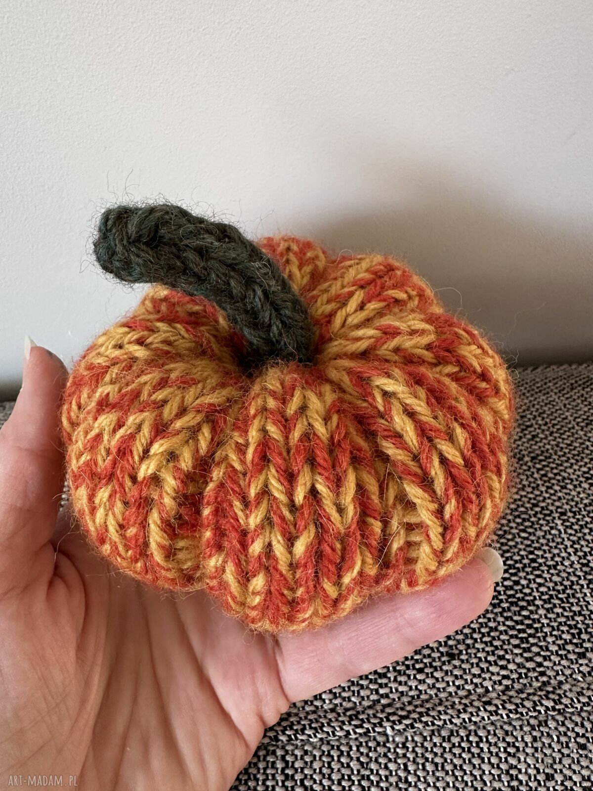 Wełniana dynia ozdobna handmade w kolorze żółto-pomarańczowym