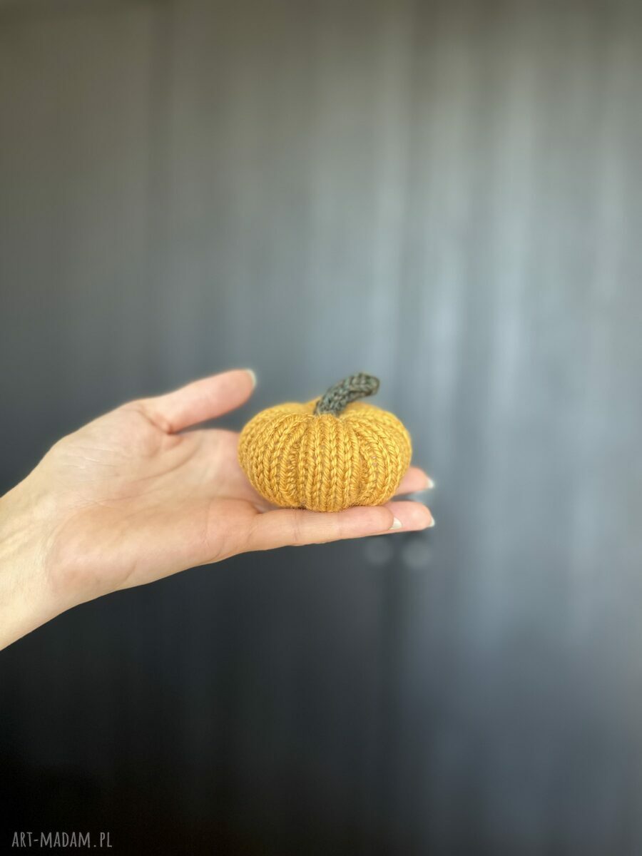 Pomarańczowa dynia ozdobna handmade na drutach - rozmiar S