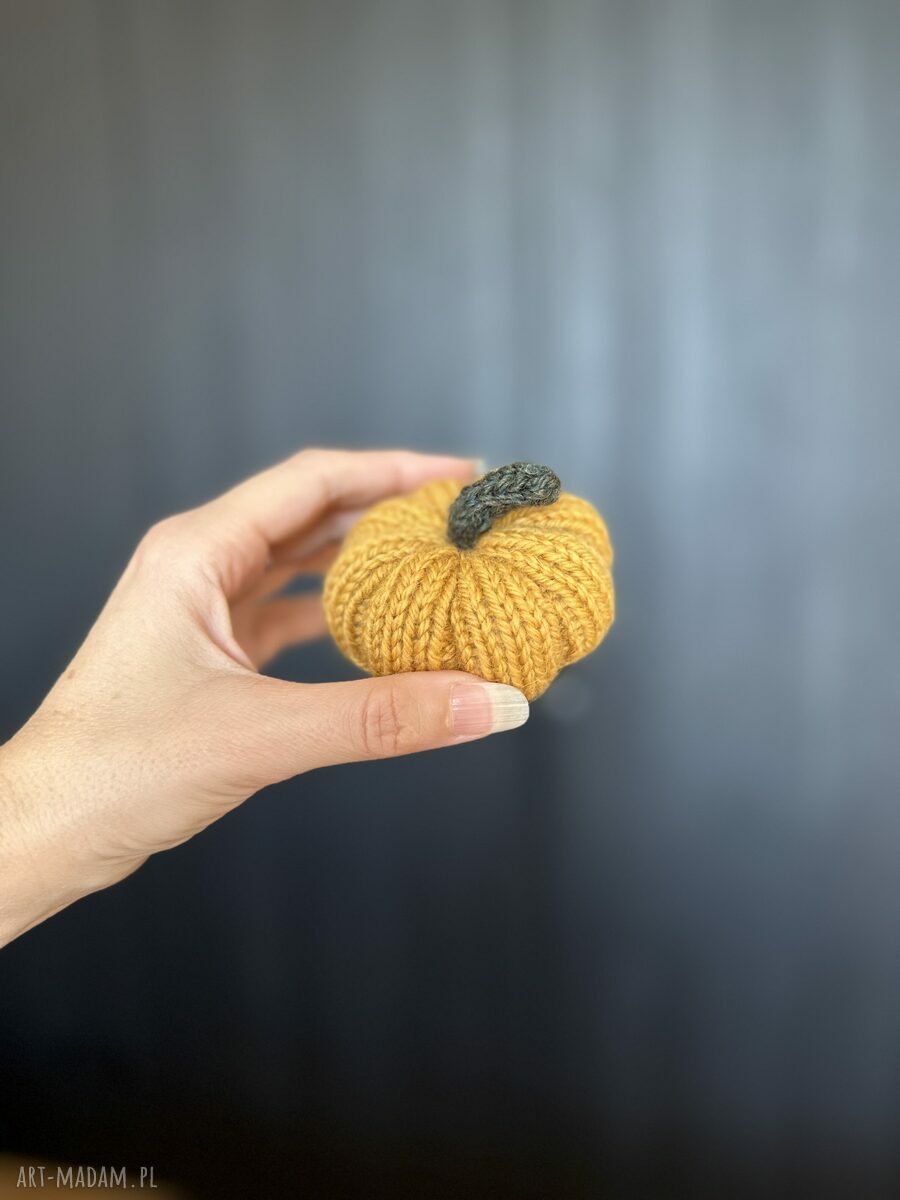 Pomarańczowa dynia ozdobna handmade na drutach - rozmiar S