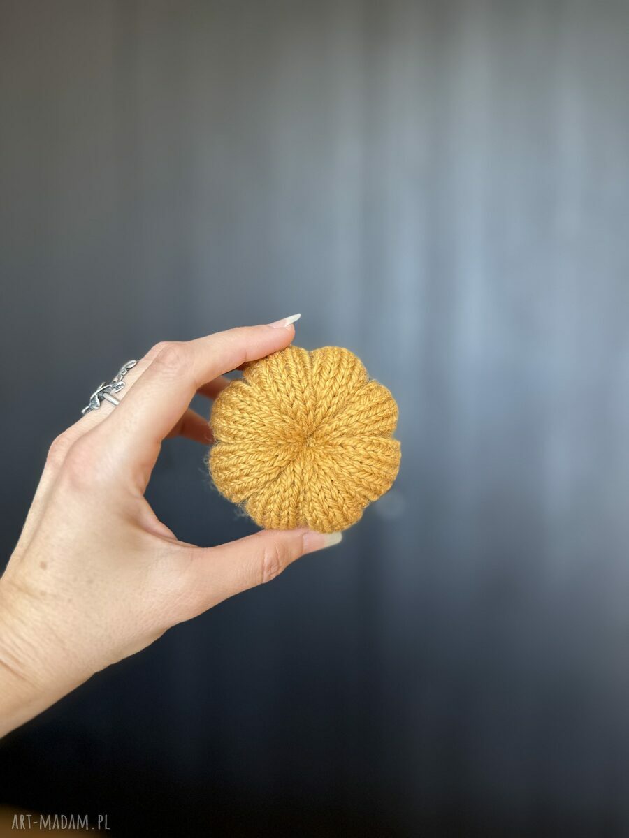 Pomarańczowa dynia ozdobna handmade na drutach - rozmiar S