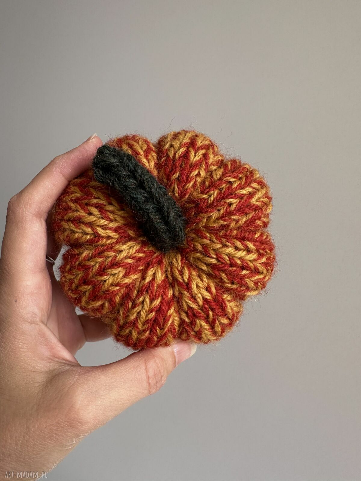 Wełniana dynia ozdobna handmade w kolorze żółto-pomarańczowym